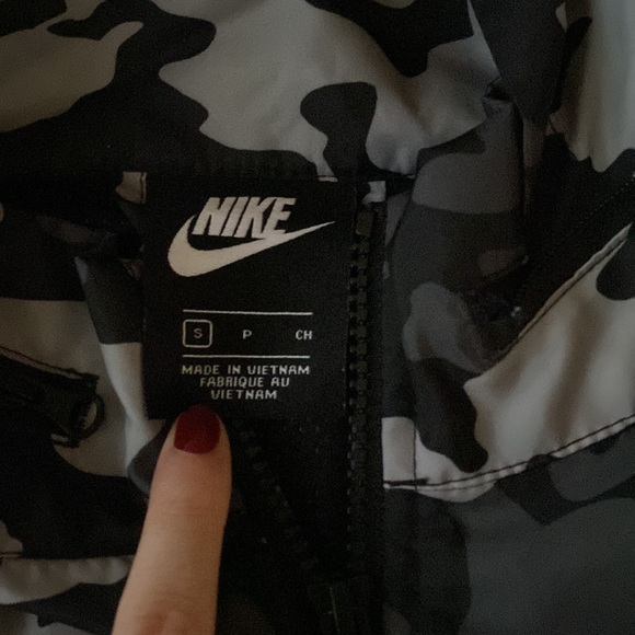 Gray Nike rain jacket, with large pockets inside and outside. Breathable back. - Picture 3 of 6